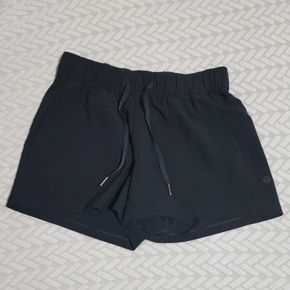 Lululemon On the Fly Woven Mid-Rise Short 2.5"